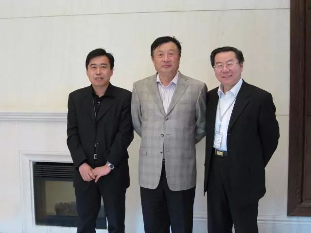 吴春波教授(左一)与华为公司总裁任正非合影