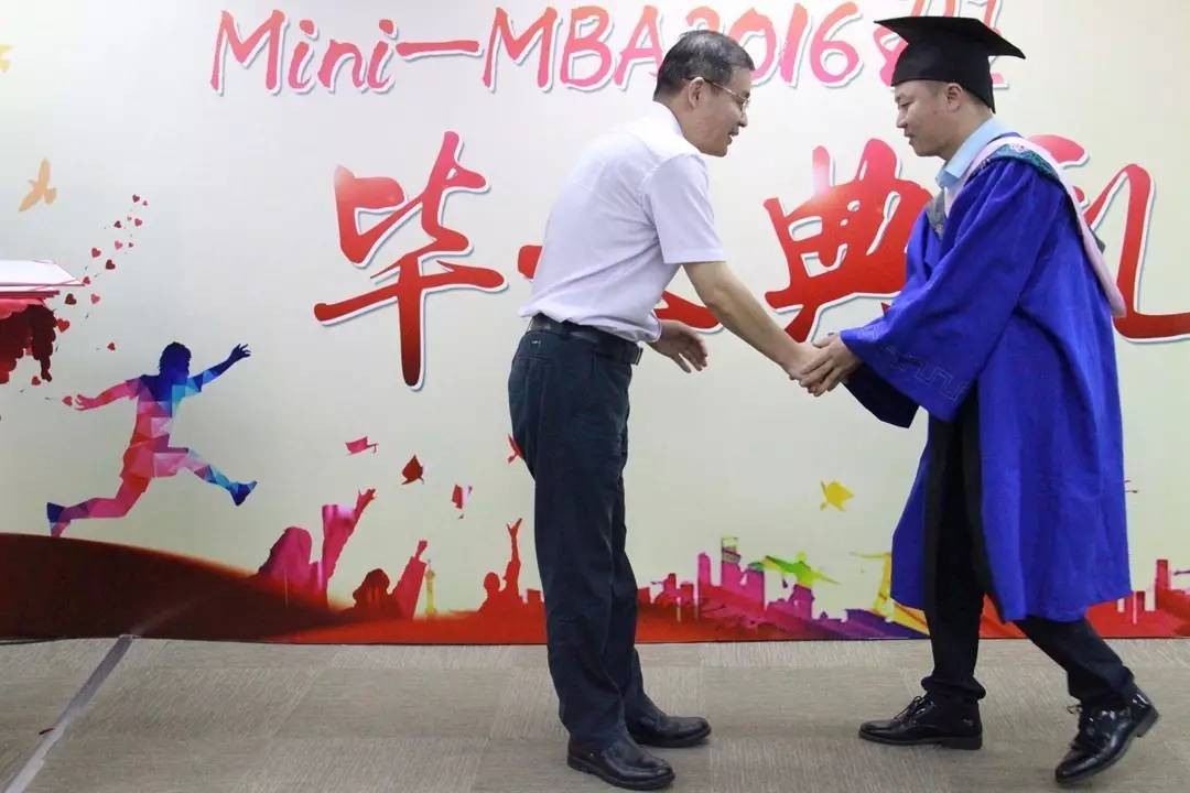 马方院长为同学们颁发毕业证书