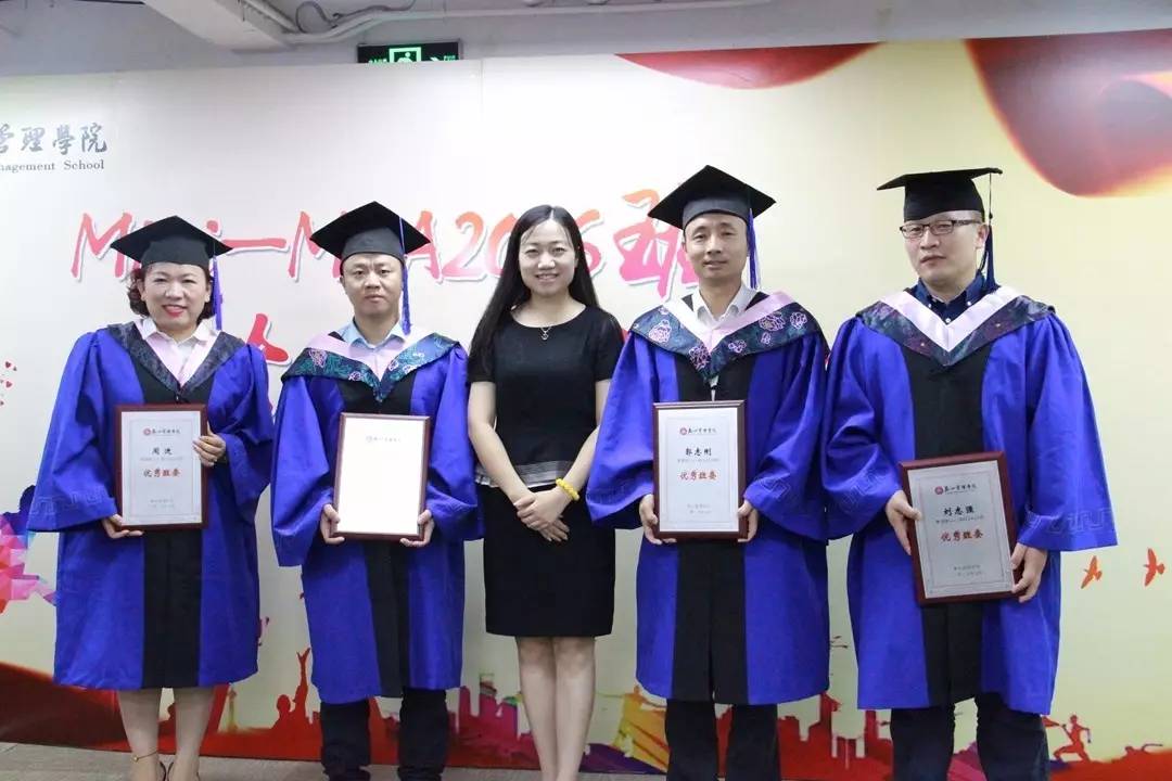 王丽雅副院长为优秀班委颁奖