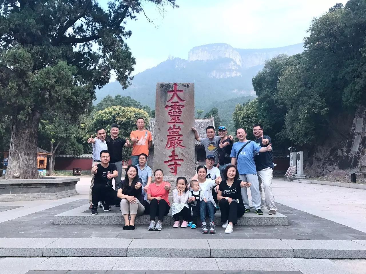 参观佛教四大名寺之灵岩寺