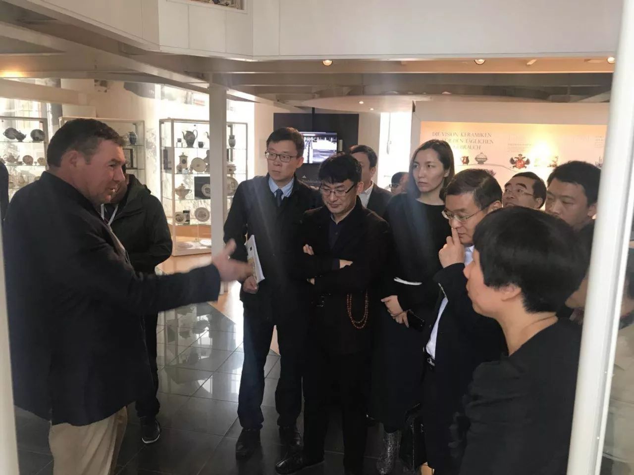 参观生产车间和产品陈列室。