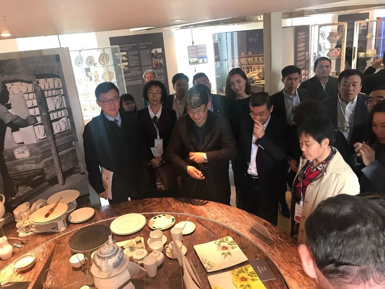 参观生产车间和产品陈列室。