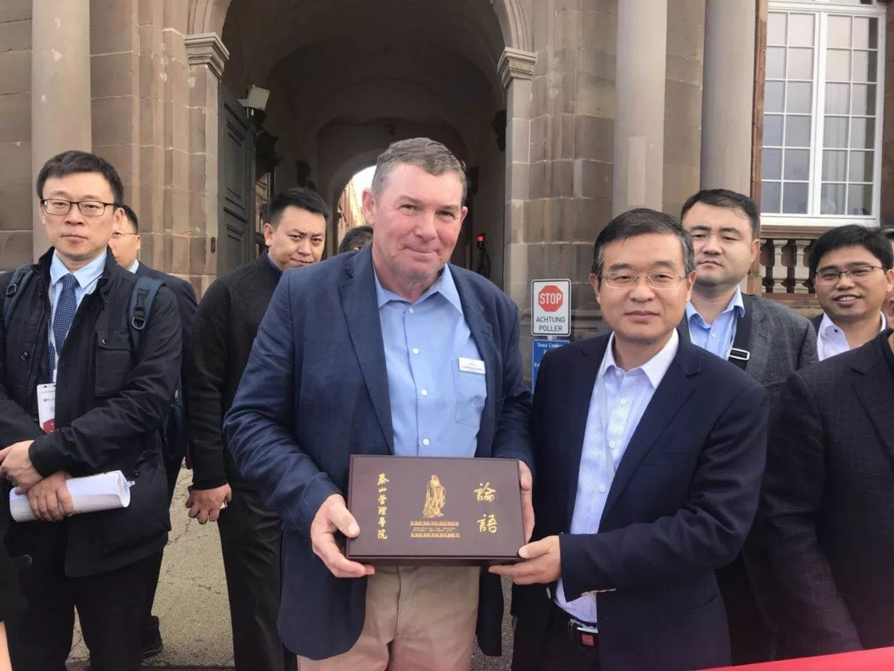 马方院长向德国唯宝公关、市场部主管Mathias Herbert赠送礼物