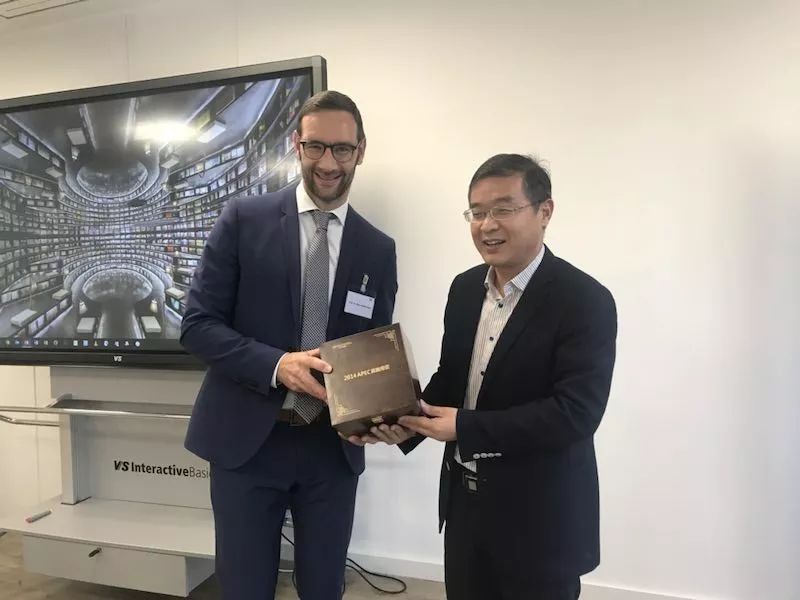 马方院长向拉博先生赠送礼物
