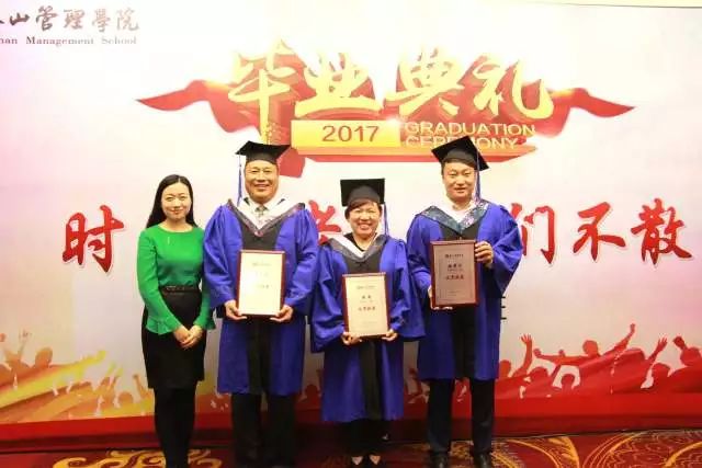  泰山管理学院 王丽雅副院长为优秀班委颁奖。
