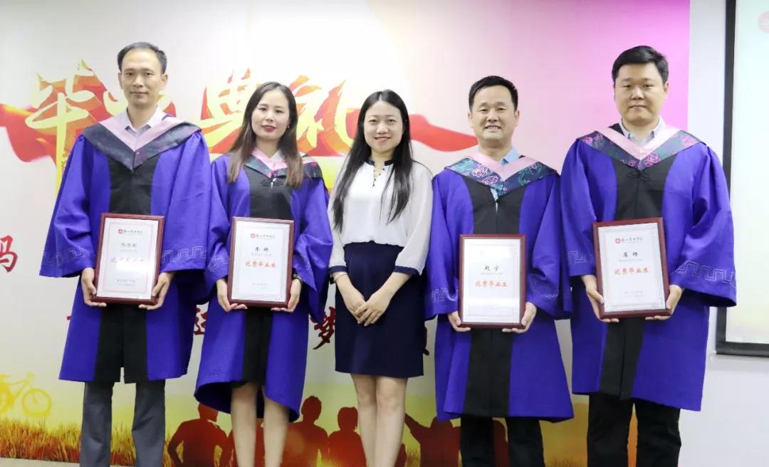 泰山管理学院 王丽雅副院长为优秀毕业生颁奖。