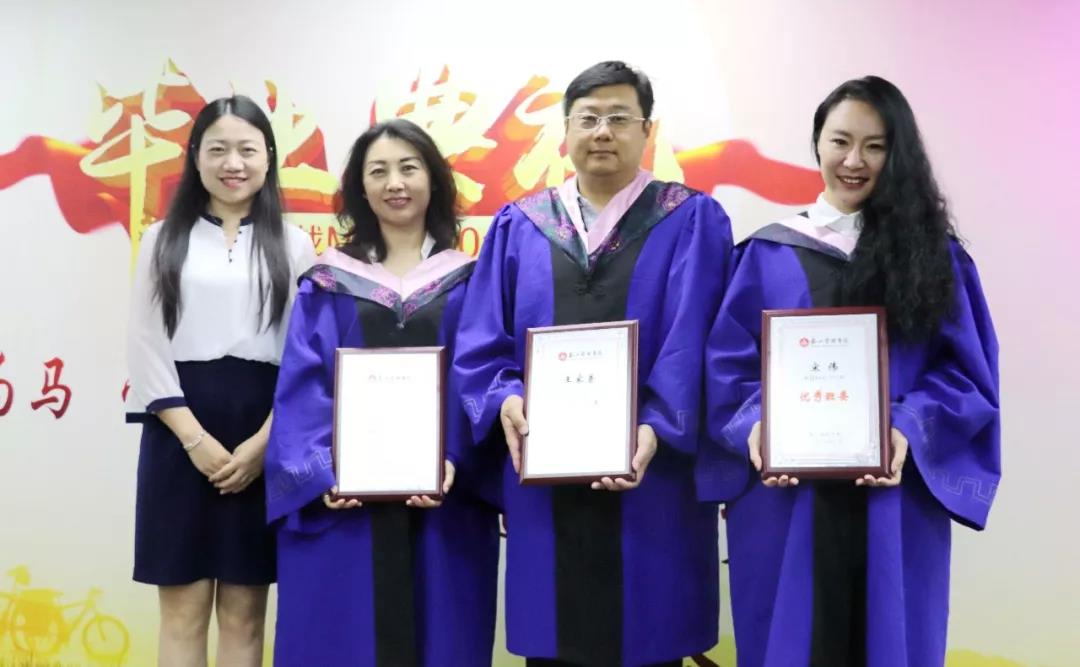  泰山管理学院 王丽雅副院长为优秀班委颁奖。